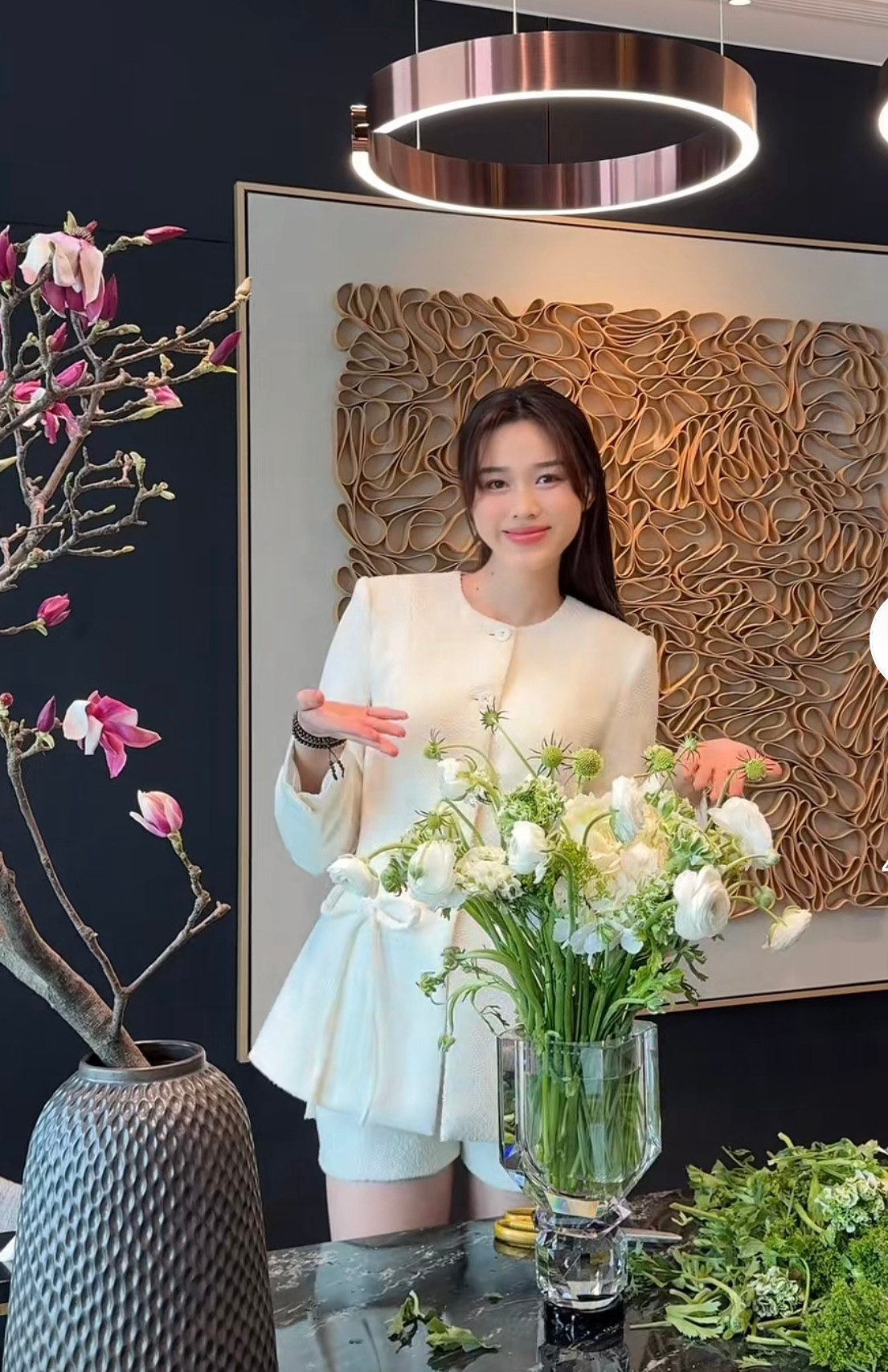 Nhìn 1 chi tiết trong bức ảnh bị chụp lén mới hiểu vì sao Đỗ Thị Hà được chọn làm dâu hào môn!- Ảnh 6.