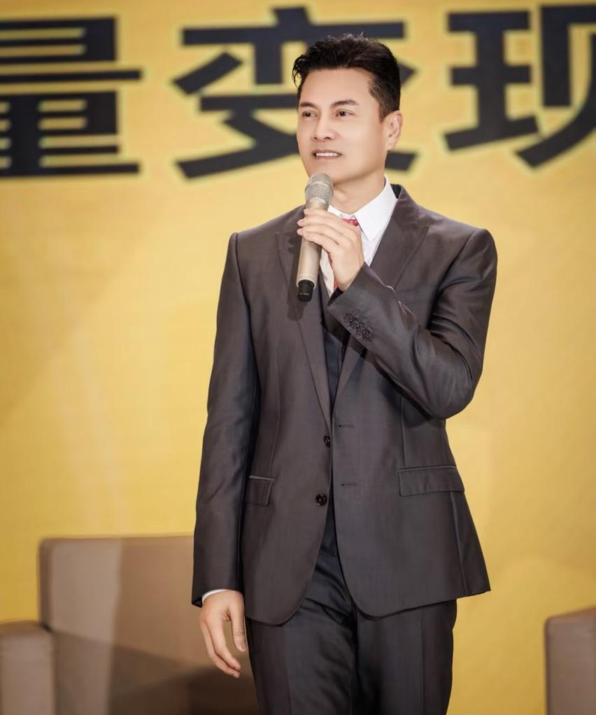 "Triển Chiêu" sinh ra ở Việt Nam: 3 đời vợ đều toàn mỹ nhân, giờ thành "tỷ phú không tuổi" khét tiếng Cbiz- Ảnh 13. "Triển Chiêu" sinh ra ở Việt Nam: 3 đời vợ đều toàn mỹ nhân, giờ thành "tỷ phú không tuổi" khét tiếng Cbiz- Ảnh 13.