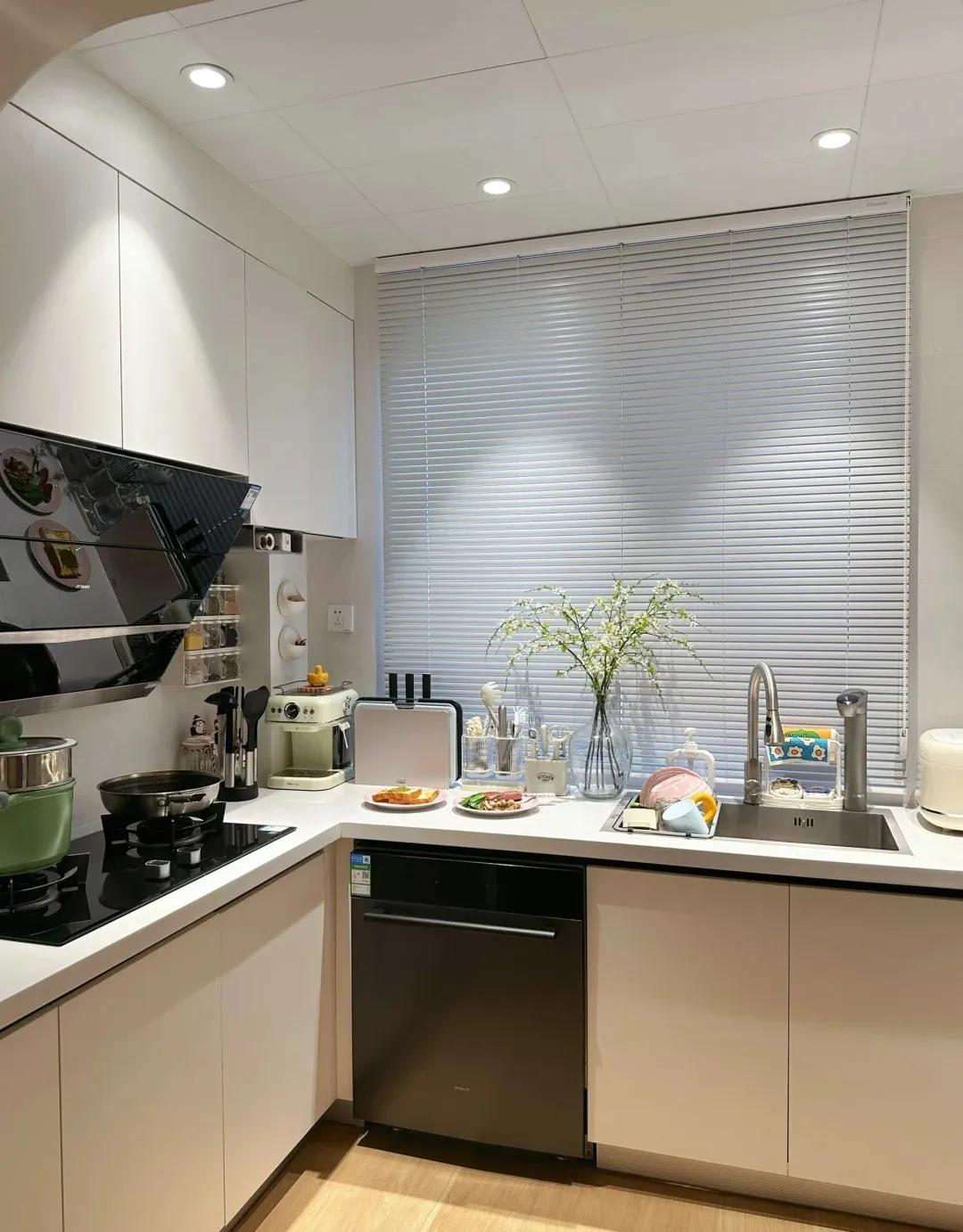 Căn hộ 76m² của người phụ nữ 32 tuổi được trang trí khéo đến mức gần như không cần dọn vẫn sạch bong kin kít- Ảnh 2.