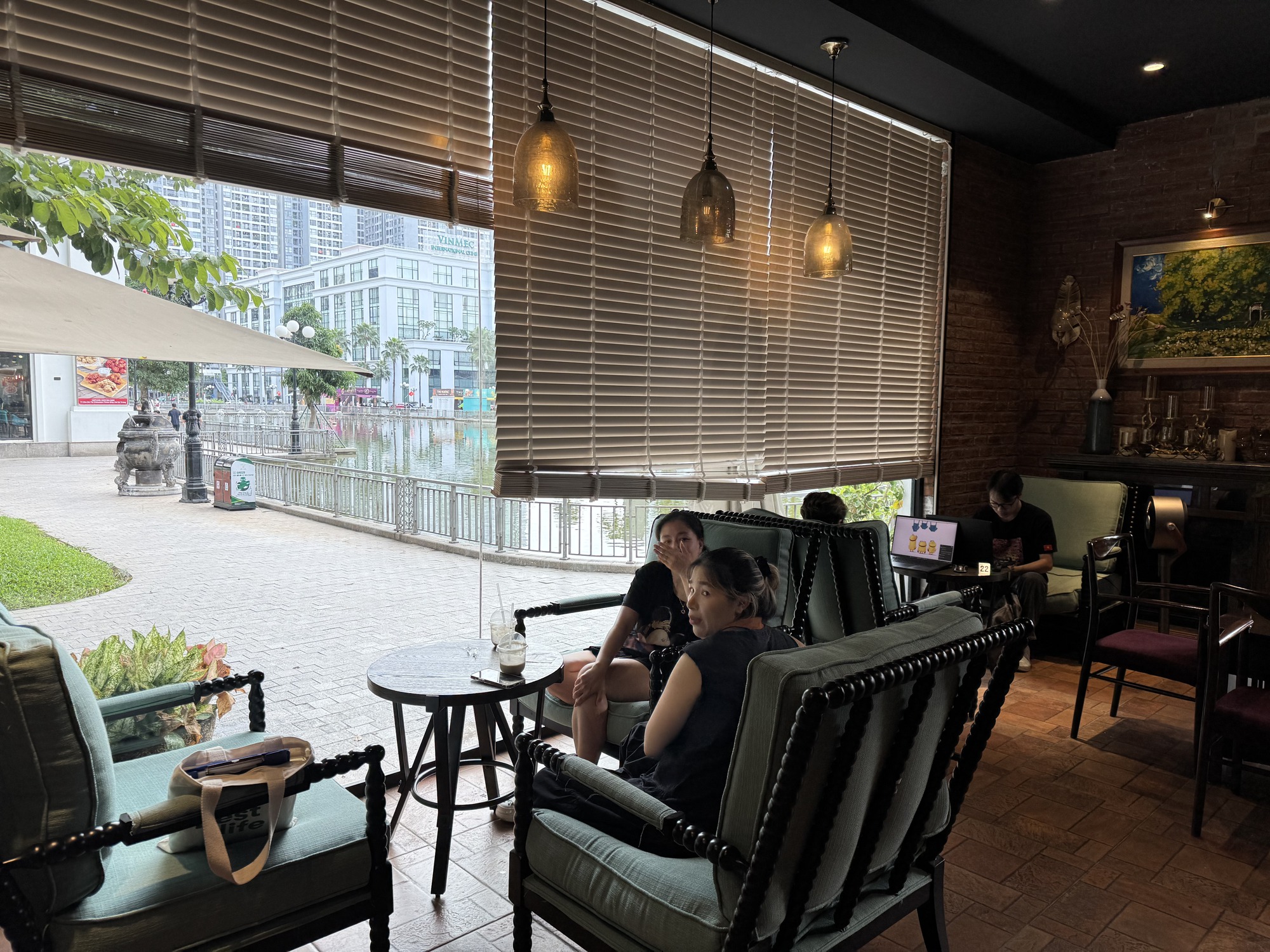 Vụ nam nhân viên quán cà phê Hà Nội bị đấm: Người chứng kiến hé lộ loạt câu nói và chi tiết ít ai biết trước khi sự việc bùng nổ- Ảnh 3. Vụ nam nhân viên quán cà phê Hà Nội bị đấm: Người chứng kiến hé lộ loạt câu nói và chi tiết ít ai biết trước khi sự việc bùng nổ- Ảnh 3.