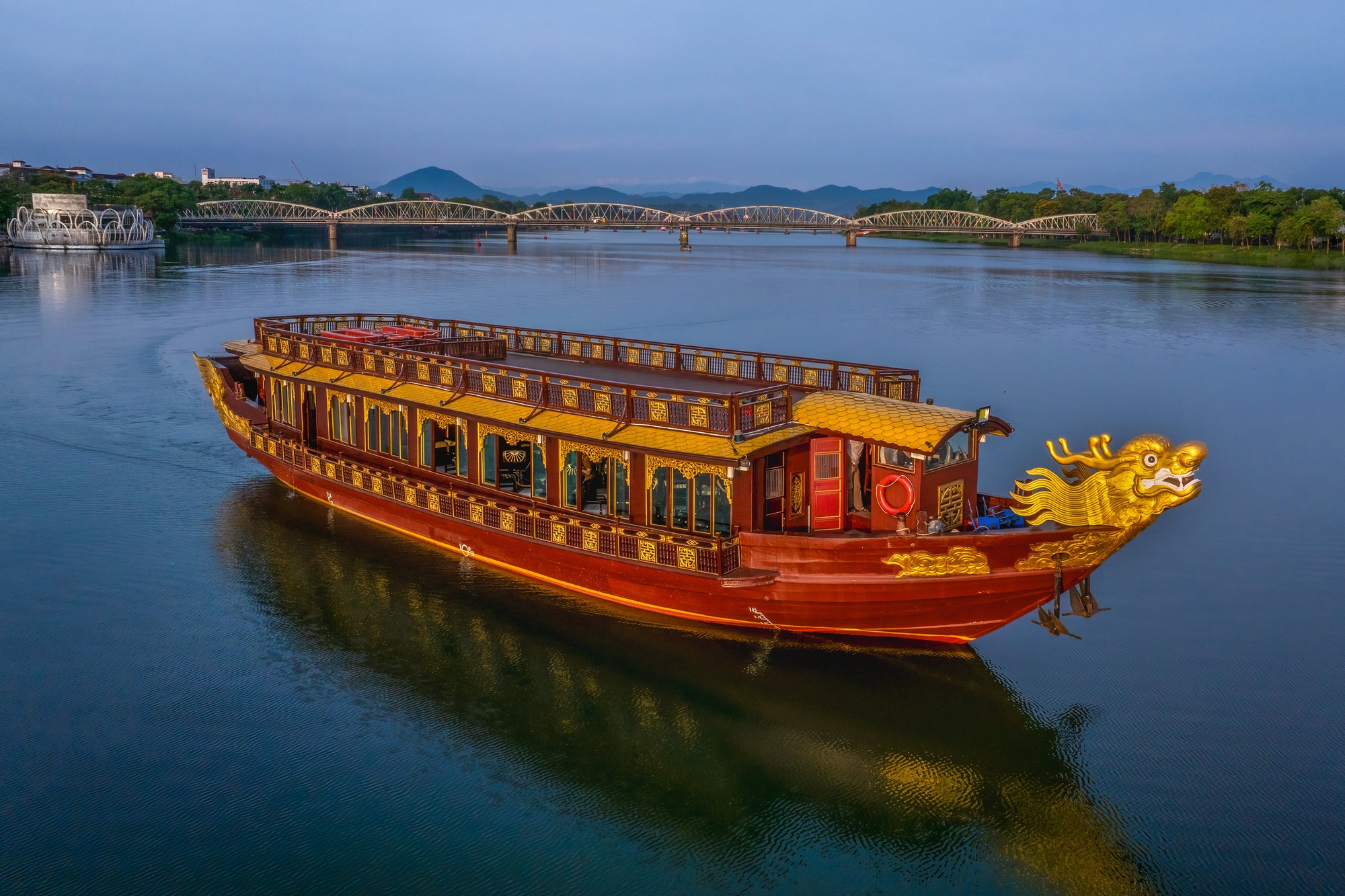 Thương hiệu Việt “trình làng” BST mới trên ngự thuyền Huế, đưa nghệ thuật thêu cung đình vào loạt mẫu váy cưới ấn tượng- Ảnh 2.