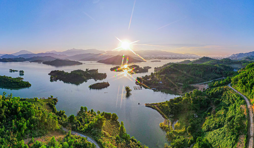 "Đảo giữa hồ" sở hữu vị trí đắc địa, cách Hà Nội chưa đến 100km, du khách nhận xét: Sơn thuỷ hữu tình- Ảnh 1.