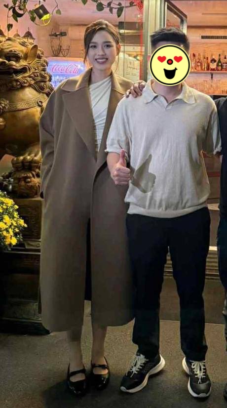 Nhìn 1 chi tiết trong bức ảnh bị chụp lén mới hiểu vì sao Đỗ Thị Hà được chọn làm dâu hào môn!- Ảnh 4.