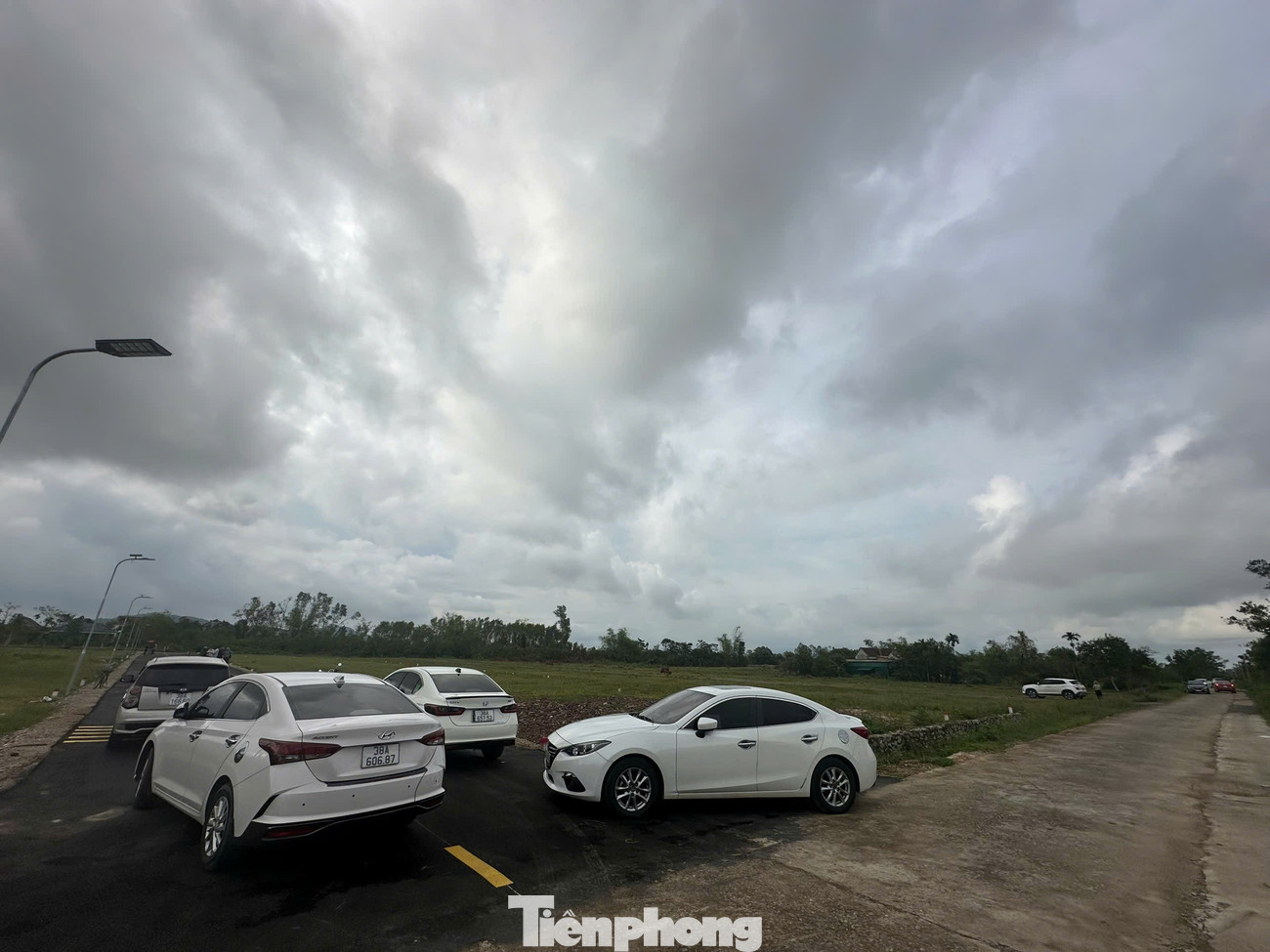 Cảnh tượng ‘cò đất’ ùn ùn đổ về, ô tô đậu kín đường làng sau công bố quy hoạch- Ảnh 10.