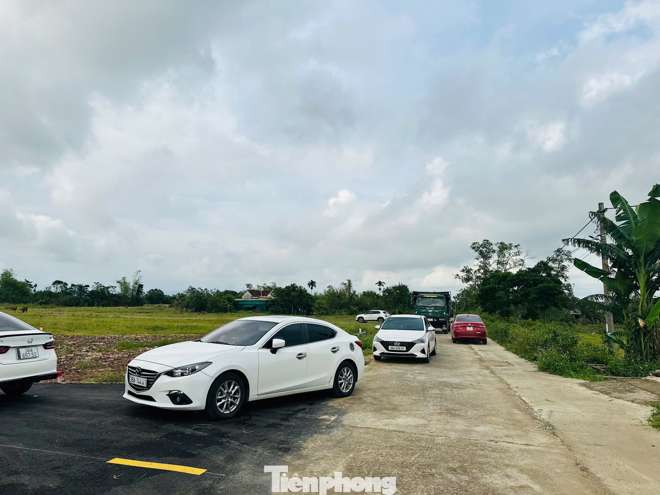 Cảnh tượng ‘cò đất’ ùn ùn đổ về, ô tô đậu kín đường làng sau công bố quy hoạch- Ảnh 4.