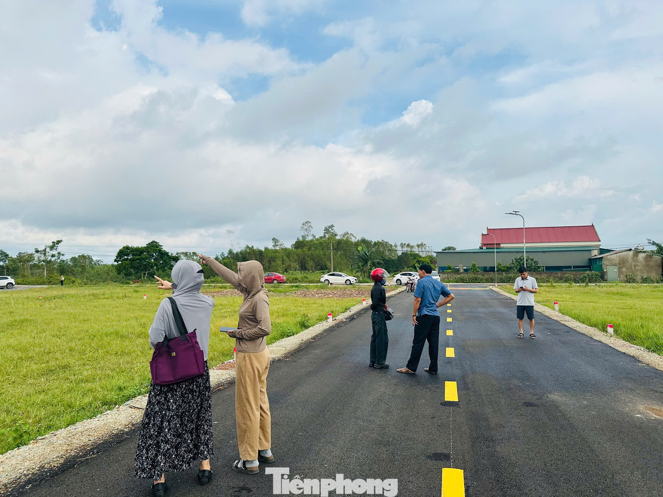Cảnh tượng ‘cò đất’ ùn ùn đổ về, ô tô đậu kín đường làng sau công bố quy hoạch- Ảnh 6.