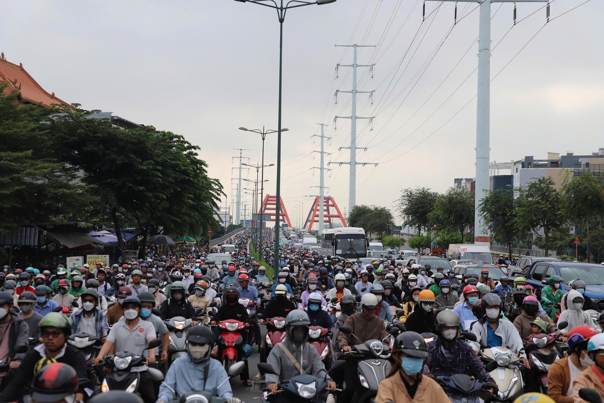 Phó Thủ tướng: Hà Nội và TP HCM sớm công khai lộ trình chuyển sang xe điện, kèm hỗ trợ- Ảnh 1.