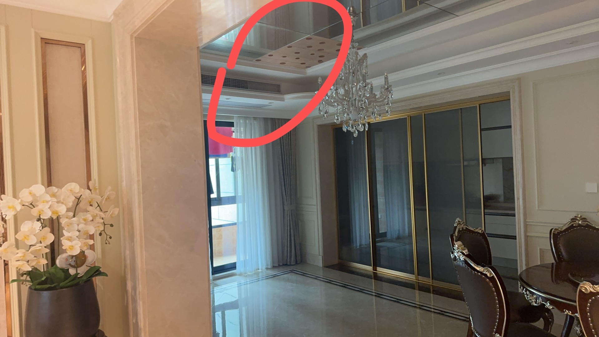 Trẻ con hồn nhiên kiểu không tưởng, chơi nửa ngày gây thiệt hại gần 1,5 tỷ đồng khiến chủ nhà xanh mặt và dân mạng bàng hoàng- Ảnh 2.