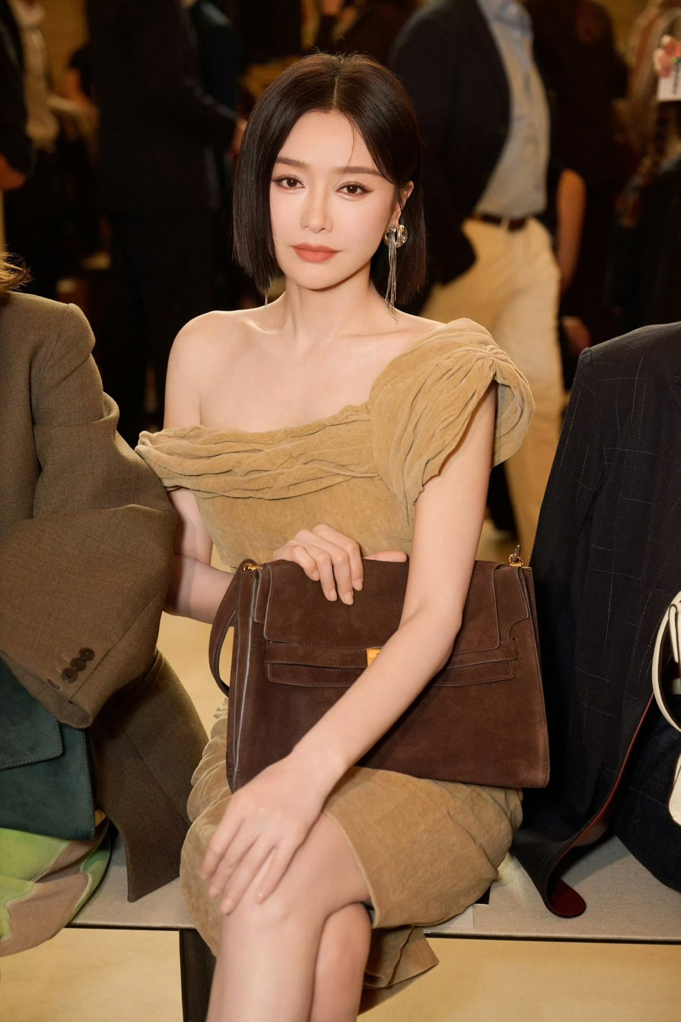 Cả phố náo loạn khi mỹ nhân này vừa bước xuống xe: Người đâu mà đẹp thế không biết, sang đến từng hơi thở- Ảnh 10.