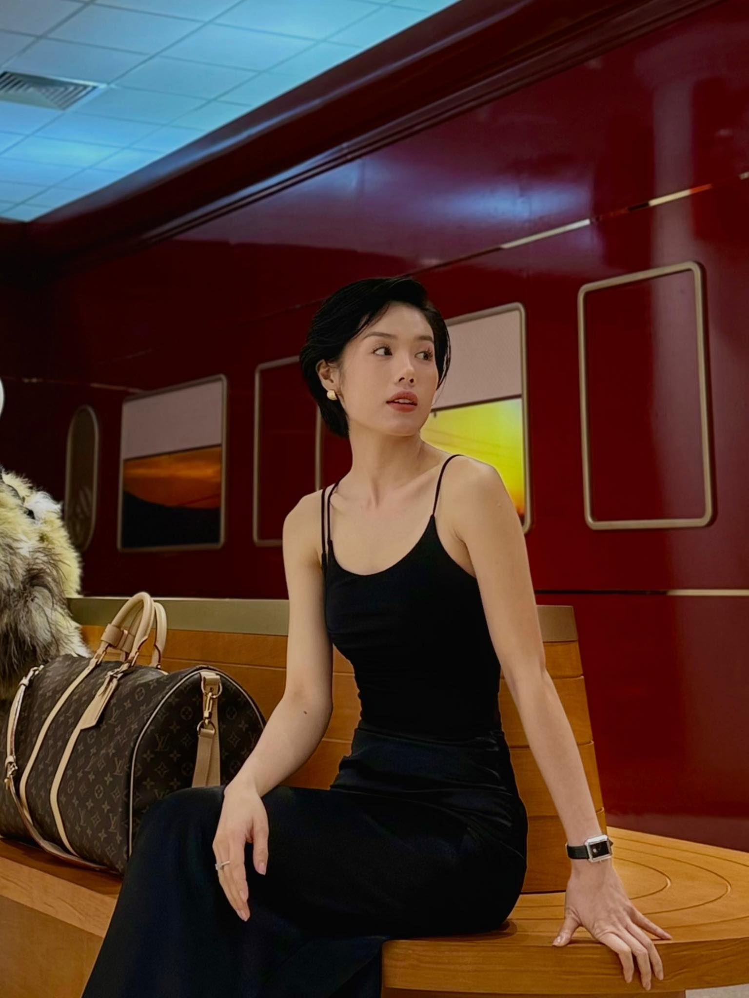 Cô tiếp viên hàng không trên 