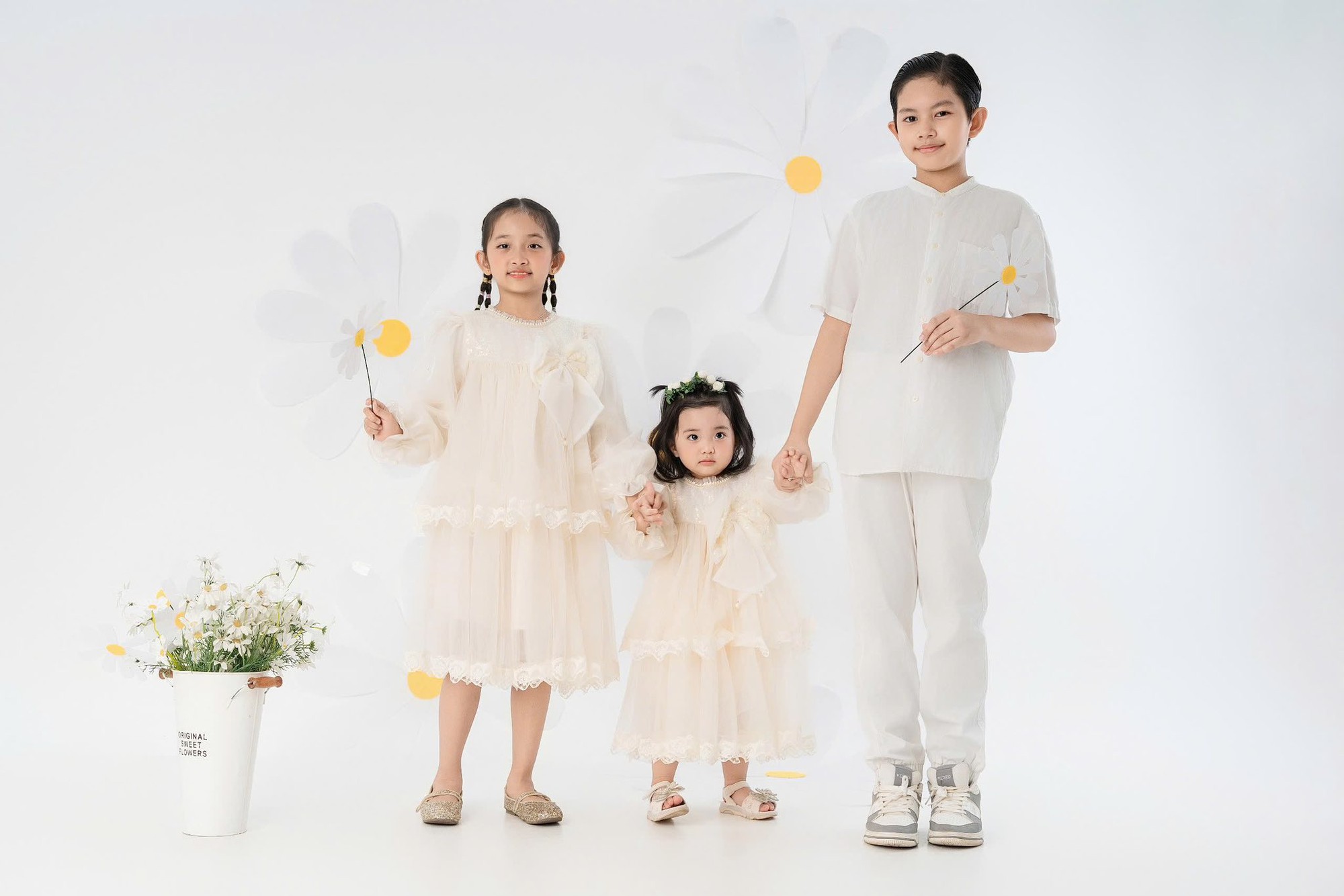 3 nhóc tỳ đáng yêu đẹp như tranh vẽ nhà Khánh Thi - Phan Hiển- Ảnh 1.