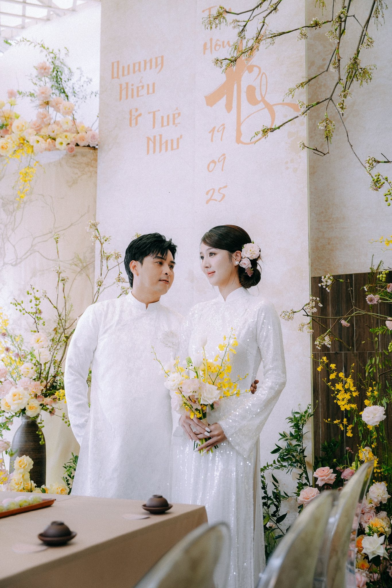 Hôn lễ Hồ Quang Hiếu sáng nay: Visual cô dâu quá xinh, cặp đôi làm 1 điều chưa từng có trong tiền lệ Vbiz!- Ảnh 1.