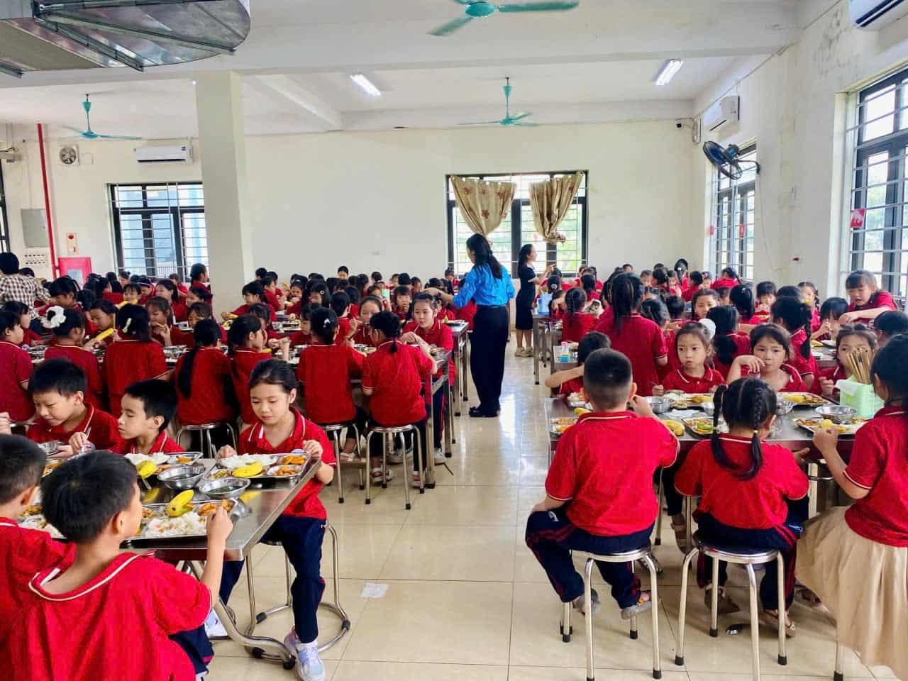 Xuýt xoa trước suất cơm SIÊU NGON tại 1 trường công lập ở Hà Nội: Thích nhất là phụ huynh được đến giám sát bếp ăn hàng tuần!- Ảnh 7.