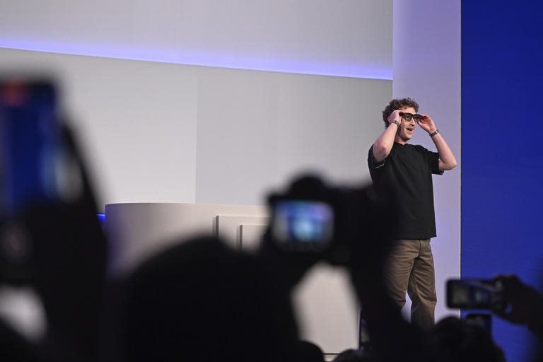 Mark Zuckerberg đổ lỗi do Wi-Fi khi ra mắt sản phẩm mới: Kỳ vọng màn ra mắt hoành tráng của Meta nhưng đổi lại là một thực tế phũ phàng- Ảnh 2. Mark Zuckerberg đổ lỗi do Wi-Fi khi ra mắt sản phẩm mới: Kỳ vọng màn ra mắt hoành tráng của Meta nhưng đổi lại là một thực tế phũ phàng- Ảnh 2.