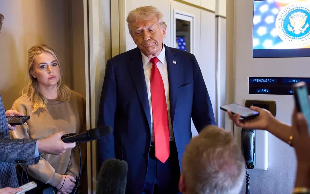 Tổng thống Donald Trump phát biểu với các phóng viên sau khi rời Anh trên chuyên cơ Không lực Một, ngày 18/9 (Ảnh: AP)