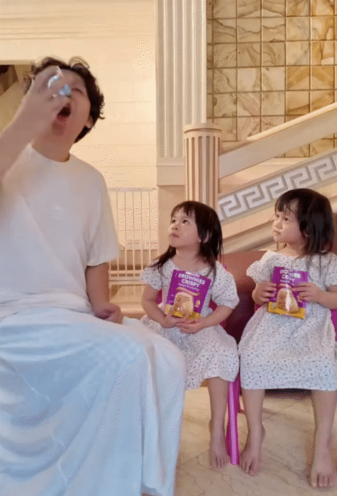 Ông bố trẻ chuyên mặc váy, dạy 3 "gái rượu" cách đi đứng nói cười duyên dáng: Loạt clip triệu view khiến dân mạng tan chảy- Ảnh 12. Ông bố trẻ chuyên mặc váy, dạy 3 "gái rượu" cách đi đứng nói cười duyên dáng: Loạt clip triệu view khiến dân mạng tan chảy- Ảnh 12.