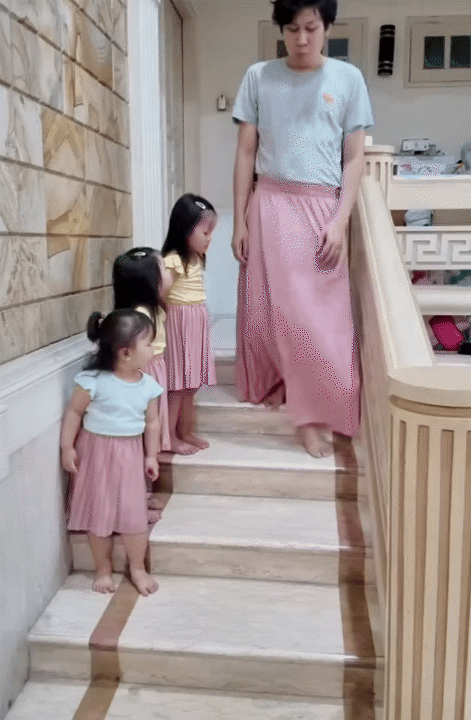 Ông bố trẻ chuyên mặc váy, dạy 3 "gái rượu" cách đi đứng nói cười duyên dáng: Loạt clip triệu view khiến dân mạng tan chảy- Ảnh 1. Ông bố trẻ chuyên mặc váy, dạy 3 "gái rượu" cách đi đứng nói cười duyên dáng: Loạt clip triệu view khiến dân mạng tan chảy- Ảnh 1.