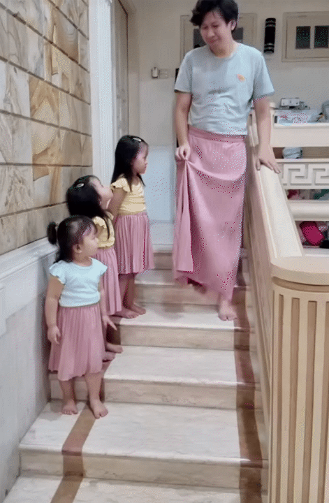 Ông bố trẻ chuyên mặc váy, dạy 3 "gái rượu" cách đi đứng nói cười duyên dáng: Loạt clip triệu view khiến dân mạng tan chảy- Ảnh 2. Ông bố trẻ chuyên mặc váy, dạy 3 "gái rượu" cách đi đứng nói cười duyên dáng: Loạt clip triệu view khiến dân mạng tan chảy- Ảnh 2.