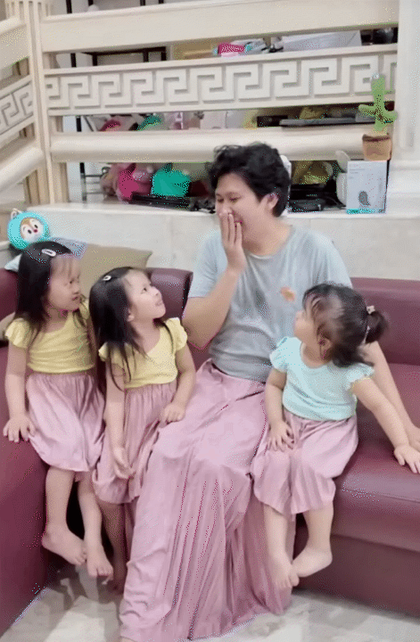 Ông bố trẻ chuyên mặc váy, dạy 3 "gái rượu" cách đi đứng nói cười duyên dáng: Loạt clip triệu view khiến dân mạng tan chảy- Ảnh 4. Ông bố trẻ chuyên mặc váy, dạy 3 "gái rượu" cách đi đứng nói cười duyên dáng: Loạt clip triệu view khiến dân mạng tan chảy- Ảnh 4.