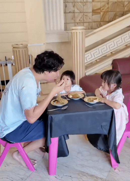Ông bố trẻ chuyên mặc váy, dạy 3 "gái rượu" cách đi đứng nói cười duyên dáng: Loạt clip triệu view khiến dân mạng tan chảy- Ảnh 16. Ông bố trẻ chuyên mặc váy, dạy 3 "gái rượu" cách đi đứng nói cười duyên dáng: Loạt clip triệu view khiến dân mạng tan chảy- Ảnh 16.