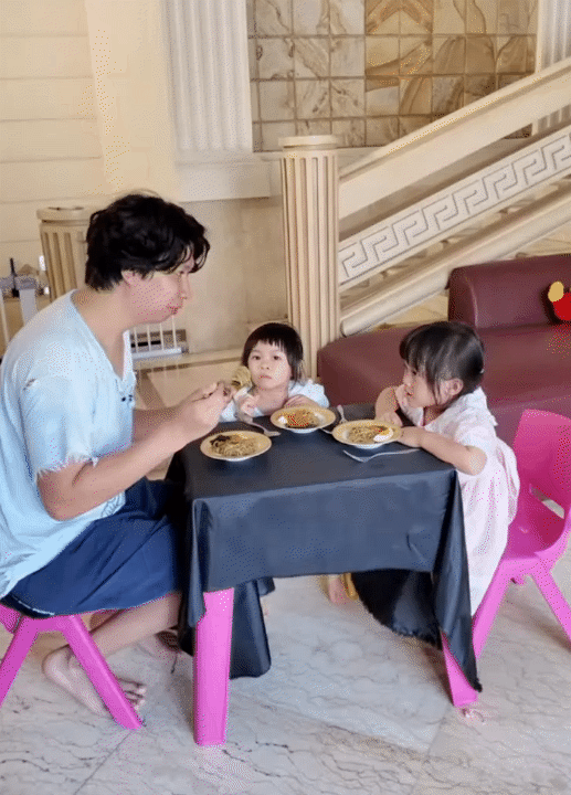 Ông bố trẻ chuyên mặc váy, dạy 3 "gái rượu" cách đi đứng nói cười duyên dáng: Loạt clip triệu view khiến dân mạng tan chảy- Ảnh 17. Ông bố trẻ chuyên mặc váy, dạy 3 "gái rượu" cách đi đứng nói cười duyên dáng: Loạt clip triệu view khiến dân mạng tan chảy- Ảnh 17.