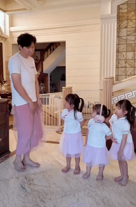 Ông bố trẻ chuyên mặc váy, dạy 3 "gái rượu" cách đi đứng nói cười duyên dáng: Loạt clip triệu view khiến dân mạng tan chảy- Ảnh 10. Ông bố trẻ chuyên mặc váy, dạy 3 "gái rượu" cách đi đứng nói cười duyên dáng: Loạt clip triệu view khiến dân mạng tan chảy- Ảnh 10.