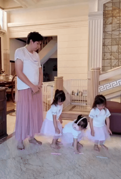Ông bố trẻ chuyên mặc váy, dạy 3 "gái rượu" cách đi đứng nói cười duyên dáng: Loạt clip triệu view khiến dân mạng tan chảy- Ảnh 11. Ông bố trẻ chuyên mặc váy, dạy 3 "gái rượu" cách đi đứng nói cười duyên dáng: Loạt clip triệu view khiến dân mạng tan chảy- Ảnh 11.
