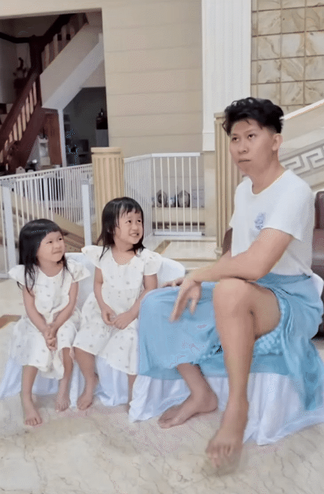 Ông bố trẻ chuyên mặc váy, dạy 3 "gái rượu" cách đi đứng nói cười duyên dáng: Loạt clip triệu view khiến dân mạng tan chảy- Ảnh 5. Ông bố trẻ chuyên mặc váy, dạy 3 "gái rượu" cách đi đứng nói cười duyên dáng: Loạt clip triệu view khiến dân mạng tan chảy- Ảnh 5.