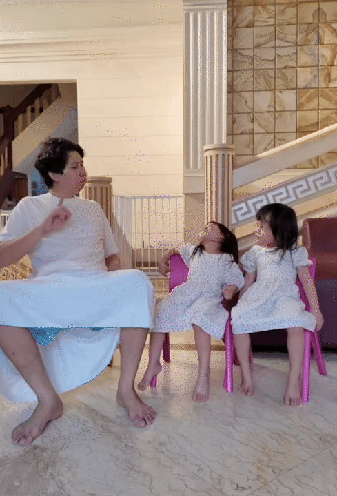 Ông bố trẻ chuyên mặc váy, dạy 3 "gái rượu" cách đi đứng nói cười duyên dáng: Loạt clip triệu view khiến dân mạng tan chảy- Ảnh 7. Ông bố trẻ chuyên mặc váy, dạy 3 "gái rượu" cách đi đứng nói cười duyên dáng: Loạt clip triệu view khiến dân mạng tan chảy- Ảnh 7.