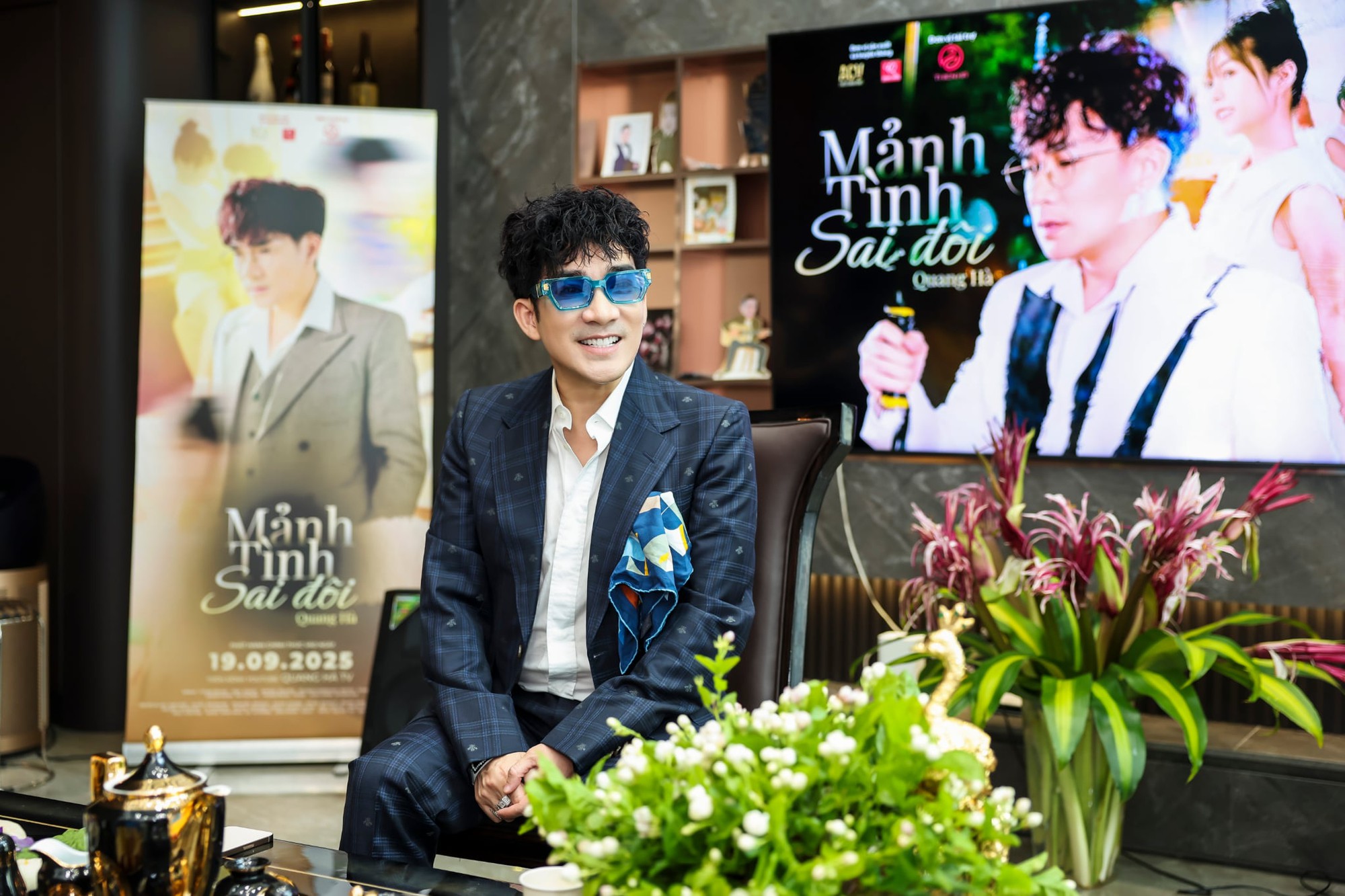 Nam ca sĩ được mệnh danh là “ông hoàng BĐS” vướng chuyện tình tay ba trong MV mới: Chuẩn bị có thêm 1 hit vào BST nhạc thất tình?- Ảnh 2. Nam ca sĩ được mệnh danh là “ông hoàng BĐS” vướng chuyện tình tay ba trong MV mới: Chuẩn bị có thêm 1 hit vào BST nhạc thất tình?- Ảnh 2.