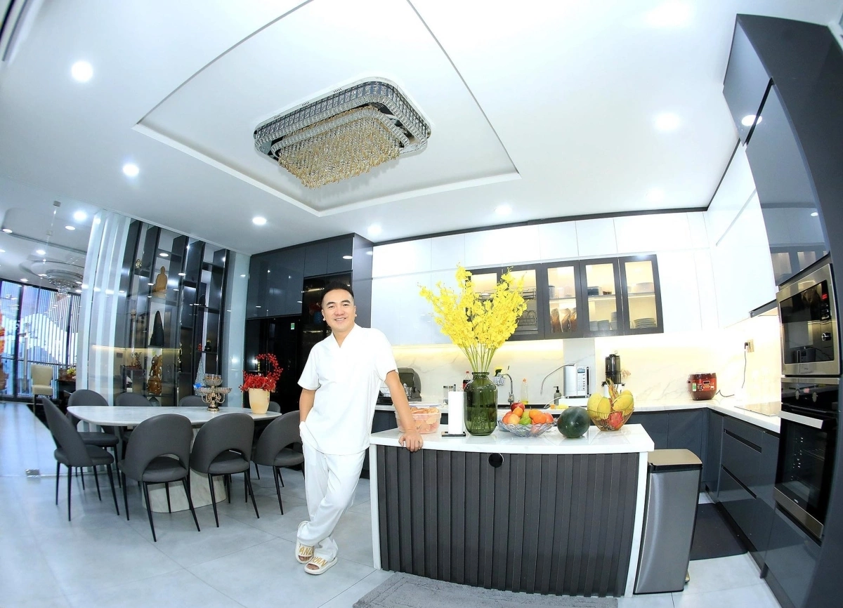 Nam ca sĩ có con riêng với fan, vợ bắt lên chùa thề độc: U50 ở nhà phố 25 tỷ, 6 tầng, ăn chay trường- Ảnh 1. Nam ca sĩ có con riêng với fan, vợ bắt lên chùa thề độc: U50 ở nhà phố 25 tỷ, 6 tầng, ăn chay trường- Ảnh 1.