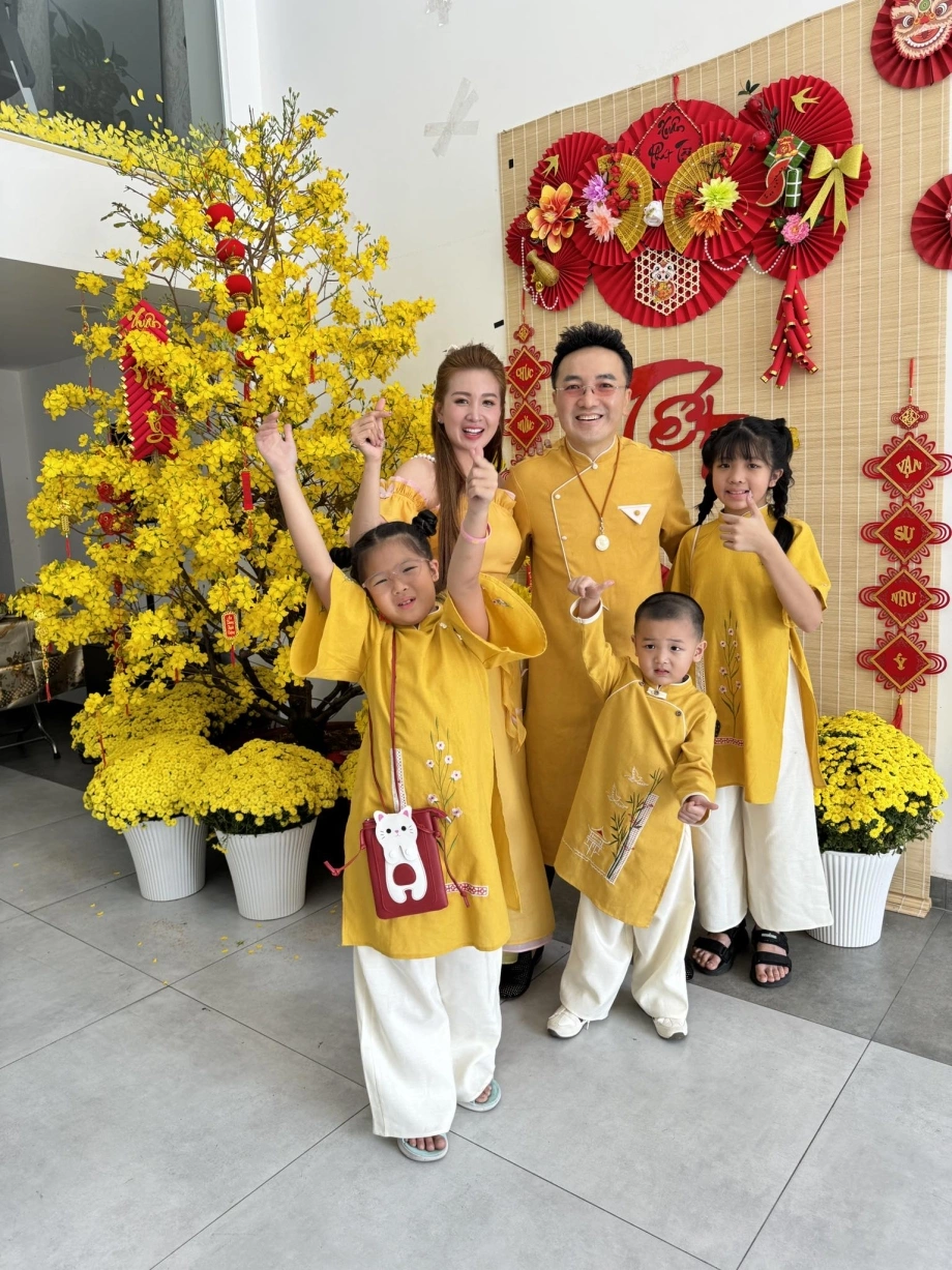 Nam ca sĩ có con riêng với fan, vợ bắt lên chùa thề độc: U50 ở nhà phố 25 tỷ, 6 tầng, ăn chay trường- Ảnh 4. Nam ca sĩ có con riêng với fan, vợ bắt lên chùa thề độc: U50 ở nhà phố 25 tỷ, 6 tầng, ăn chay trường- Ảnh 4.