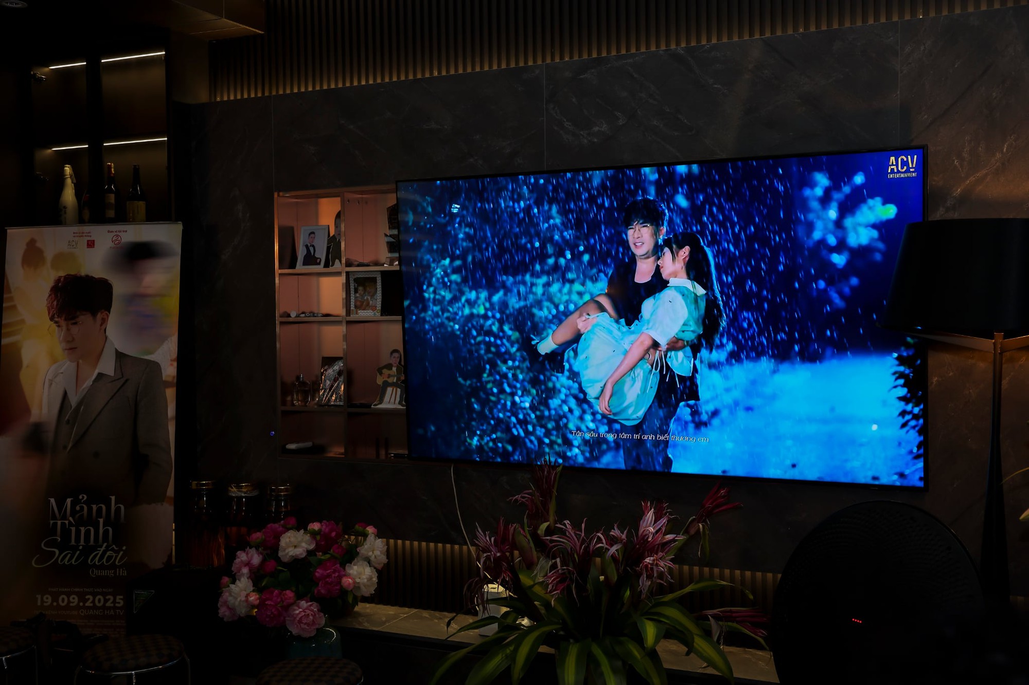 Nam ca sĩ được mệnh danh là “ông hoàng BĐS” vướng chuyện tình tay ba trong MV mới: Chuẩn bị có thêm 1 hit vào BST nhạc thất tình?- Ảnh 1. Nam ca sĩ được mệnh danh là “ông hoàng BĐS” vướng chuyện tình tay ba trong MV mới: Chuẩn bị có thêm 1 hit vào BST nhạc thất tình?- Ảnh 1.