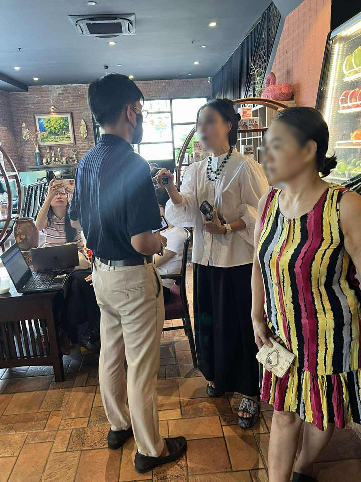 "Tổng tài" đến quán cafe xin lỗi, nói rất ân hận: Phản ứng của mẹ nạn nhân gây chú ý- Ảnh 1.