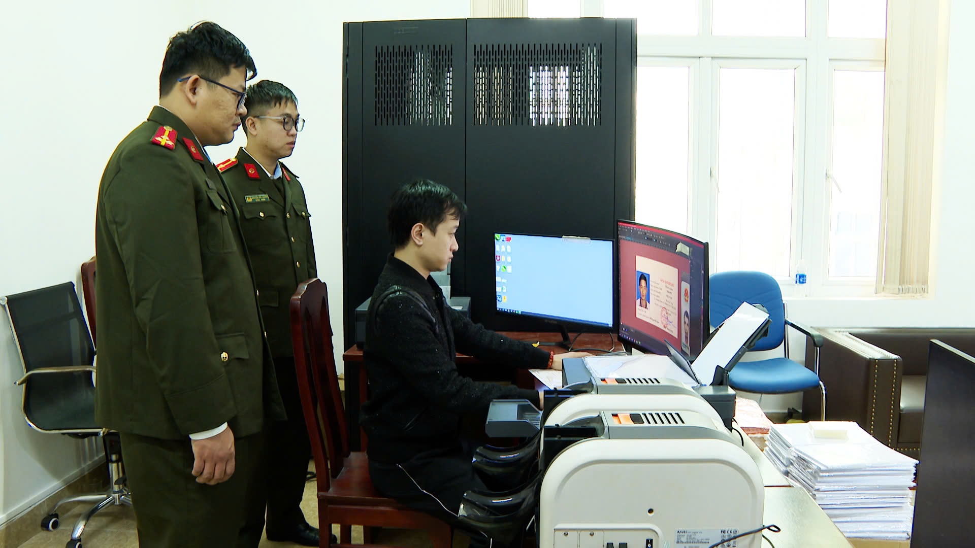 Đánh sập “công xưởng” giấy tờ giả trong căn hộ cao cấp ở TP Vinh- Ảnh 1.