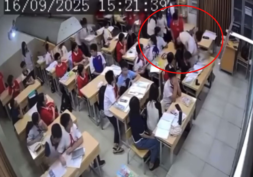 Học sinh lớp 7 túm tóc, xô ngã cô giáo ngay trong lớp ở Hà Nội: Nguồn cơn không ngờ- Ảnh 1.