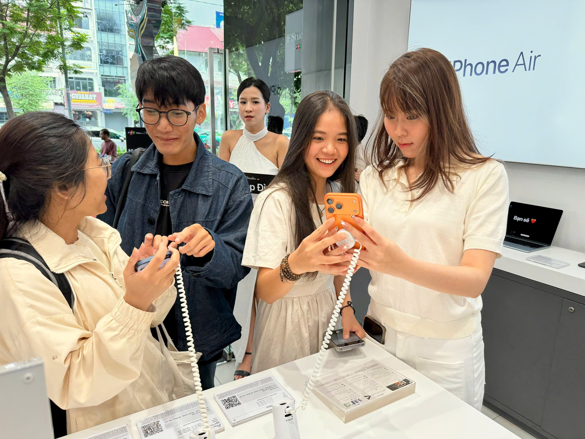 iPhone 17 chính thức mở bán tại Việt Nam, hàng nghìn máy bàn giao cho khách sáng ngày 19/9- Ảnh 3.
