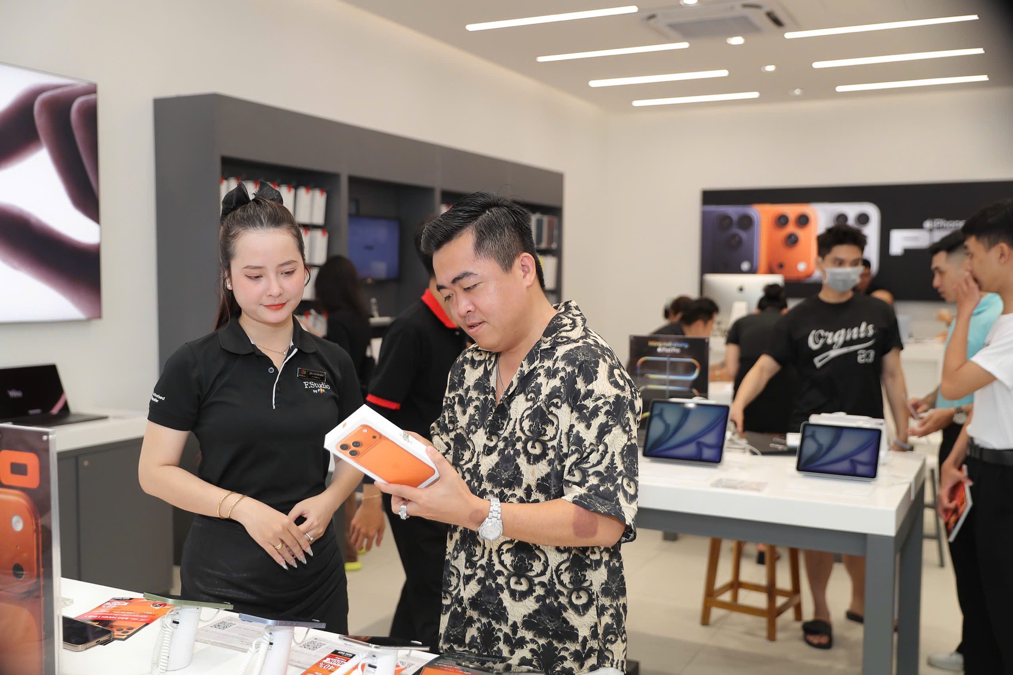 iPhone 17 chính thức mở bán tại Việt Nam, hàng nghìn máy bàn giao cho khách sáng ngày 19/9- Ảnh 5.
