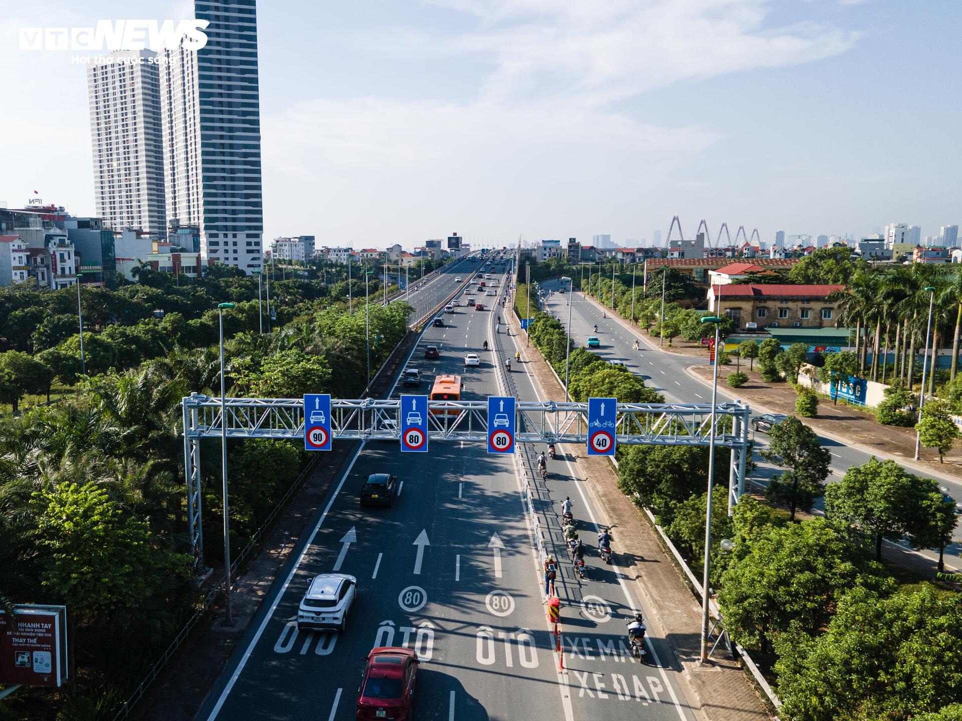 Cầu Nhật Tân thoát cảnh ùn tắc sau khi tách riêng làn ô tô và xe máy- Ảnh 1.