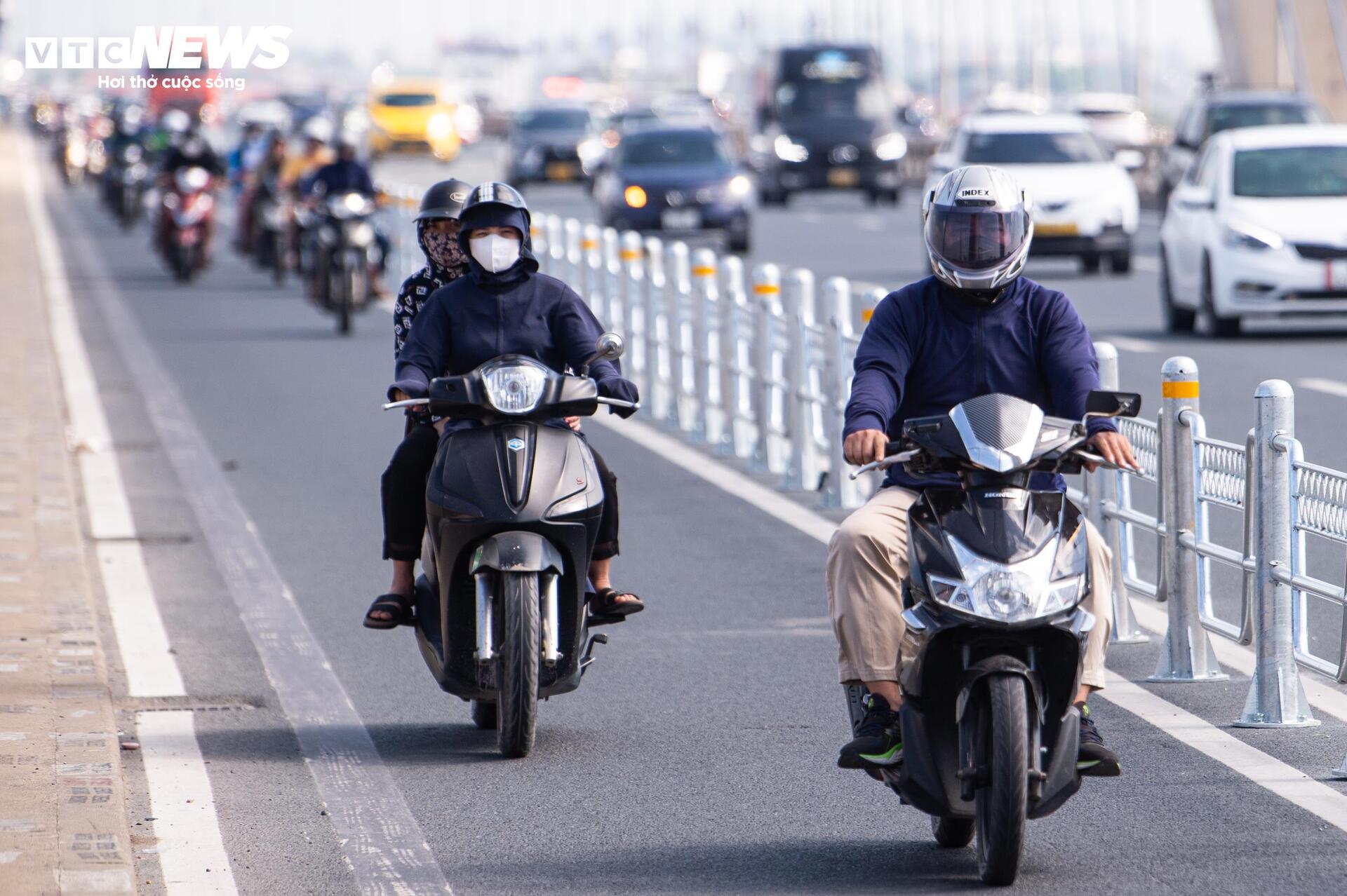 Cầu Nhật Tân thoát cảnh ùn tắc sau khi tách riêng làn ô tô và xe máy- Ảnh 6.