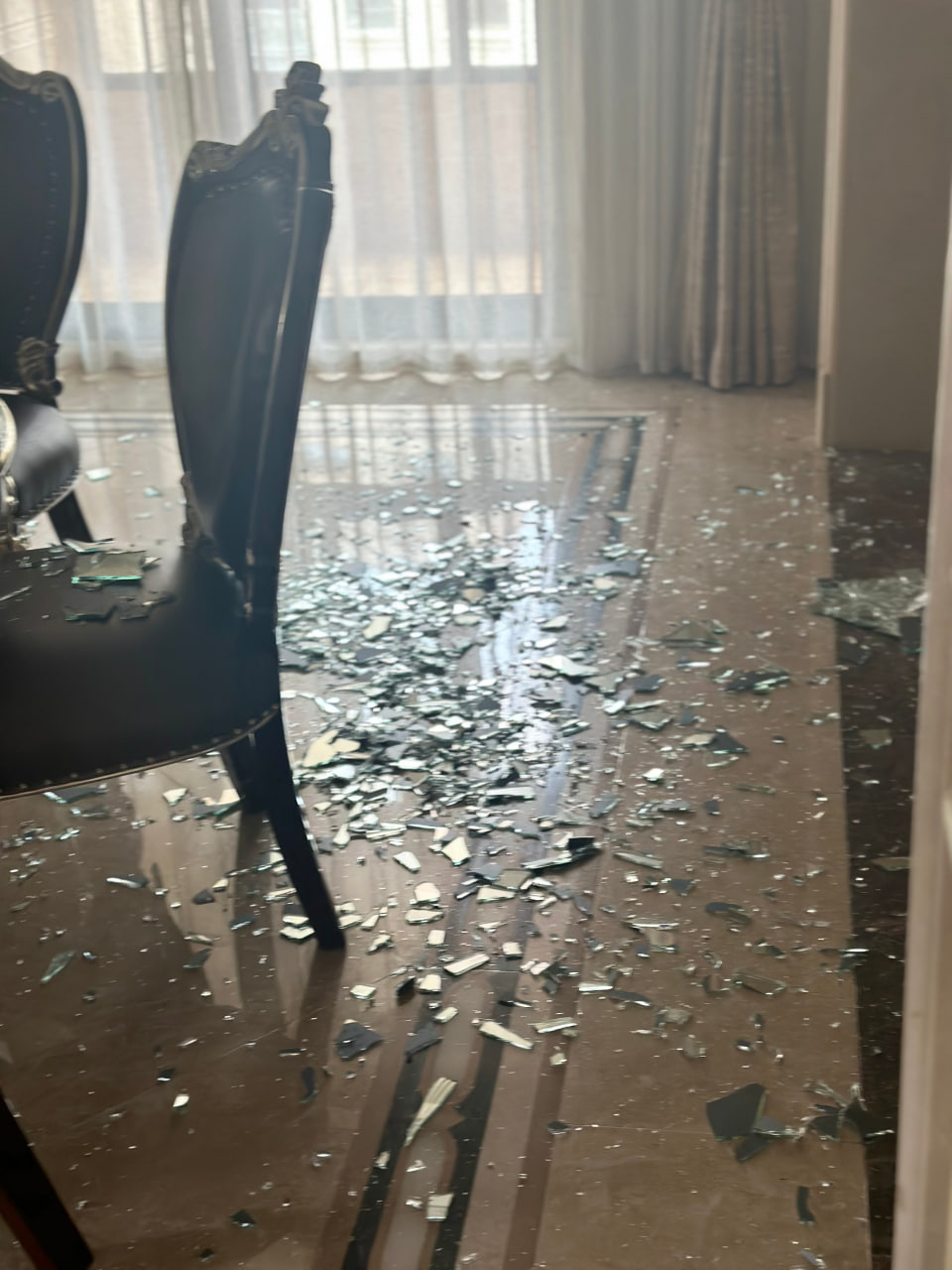 Trẻ con hồn nhiên kiểu không tưởng, chơi nửa ngày gây thiệt hại gần 1,5 tỷ đồng khiến chủ nhà xanh mặt và dân mạng bàng hoàng- Ảnh 3.