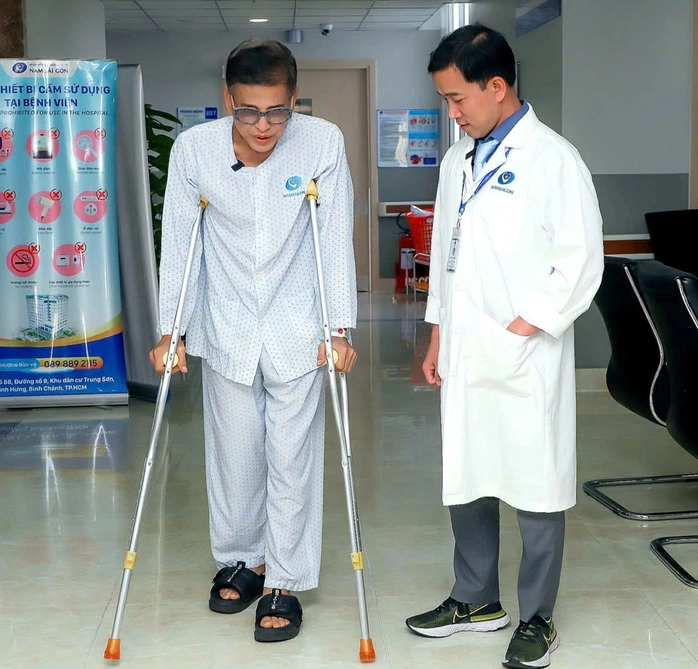 Cuộc sống hiện tại của nam nghệ sĩ nổi tiếng sau tai nạn ngã xuống hố sâu 3 mét, chấn thương nghiêm trọng- Ảnh 1.