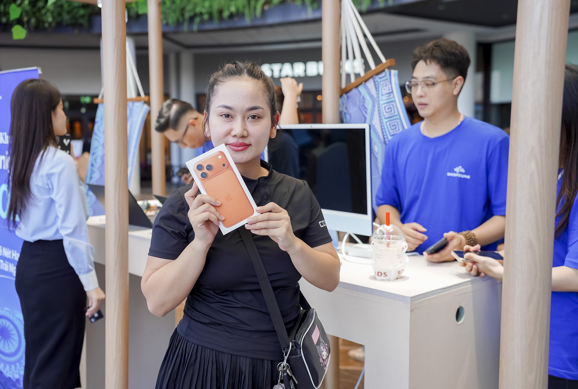 iPhone 17 chính thức mở bán tại Việt Nam, hàng nghìn máy bàn giao cho khách sáng ngày 19/9- Ảnh 4.