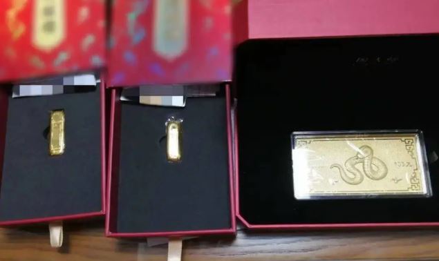 Tịch thu hơn 3,7 tỷ đồng tiền mặt trong chiếc vali của 1 người đàn ông và 340g vàng của 1 người phụ nữ lớn tuổi- Ảnh 3. Tịch thu hơn 3,7 tỷ đồng tiền mặt trong chiếc vali của 1 người đàn ông và 340g vàng của 1 người phụ nữ lớn tuổi- Ảnh 3.