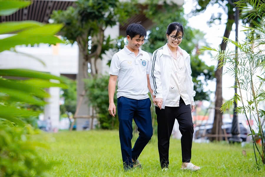 Đúng ngày sinh nhật, người chồng ở Hà Nội quyết định hiến gan cứu vợ dù bác sĩ nói ‘chỉ còn 1% cơ hội sống’: Không món quà nào quý giá bằng sự sống của vợ tôi- Ảnh 1.