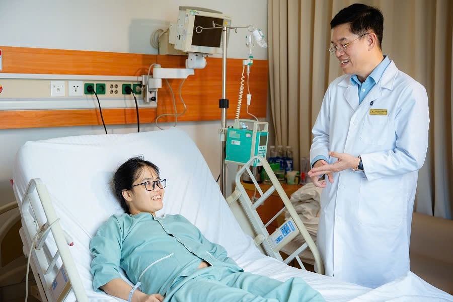 Đúng ngày sinh nhật, người chồng ở Hà Nội quyết định hiến gan cứu vợ dù bác sĩ nói ‘chỉ còn 1% cơ hội sống’: Không món quà nào quý giá bằng sự sống của vợ tôi- Ảnh 3.