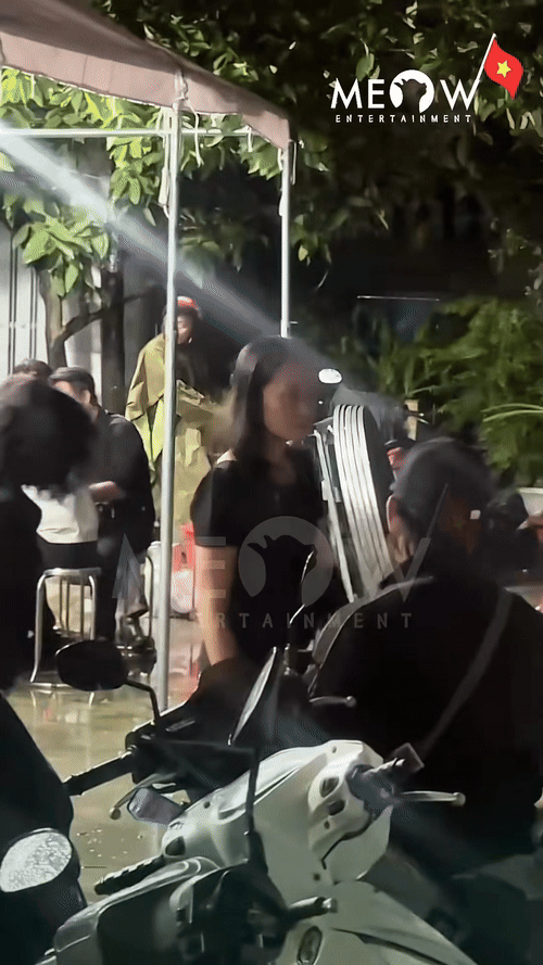 Tang lễ diễn viên Ngọc Trinh: Ốc Thanh Vân, Hùng Thuận và dàn sao đội mưa đến viếng trong đêm- Ảnh 2.