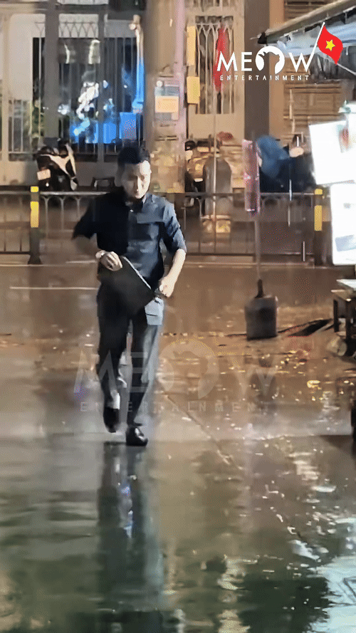 Tang lễ diễn viên Ngọc Trinh: Ốc Thanh Vân, Hùng Thuận và dàn sao đội mưa đến viếng trong đêm- Ảnh 3.