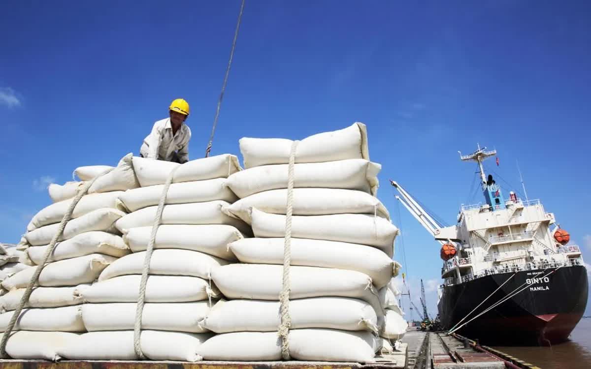 Giá gạo Việt Nam chạm mức cao nhất trong tám tháng do nguồn cung thu hẹp Giá gạo Việt Nam chạm mức cao nhất trong tám tháng do nguồn cung thu hẹp