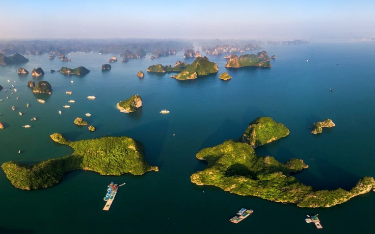Đặc khu biển đảo cạnh Hà Nội: Vịnh đẹp huyền bí, hạ tầng tỷ đô, khách ùn ùn đổ về- Ảnh 1. Đặc khu biển đảo cạnh Hà Nội: Vịnh đẹp huyền bí, hạ tầng tỷ đô, khách ùn ùn đổ về- Ảnh 1.